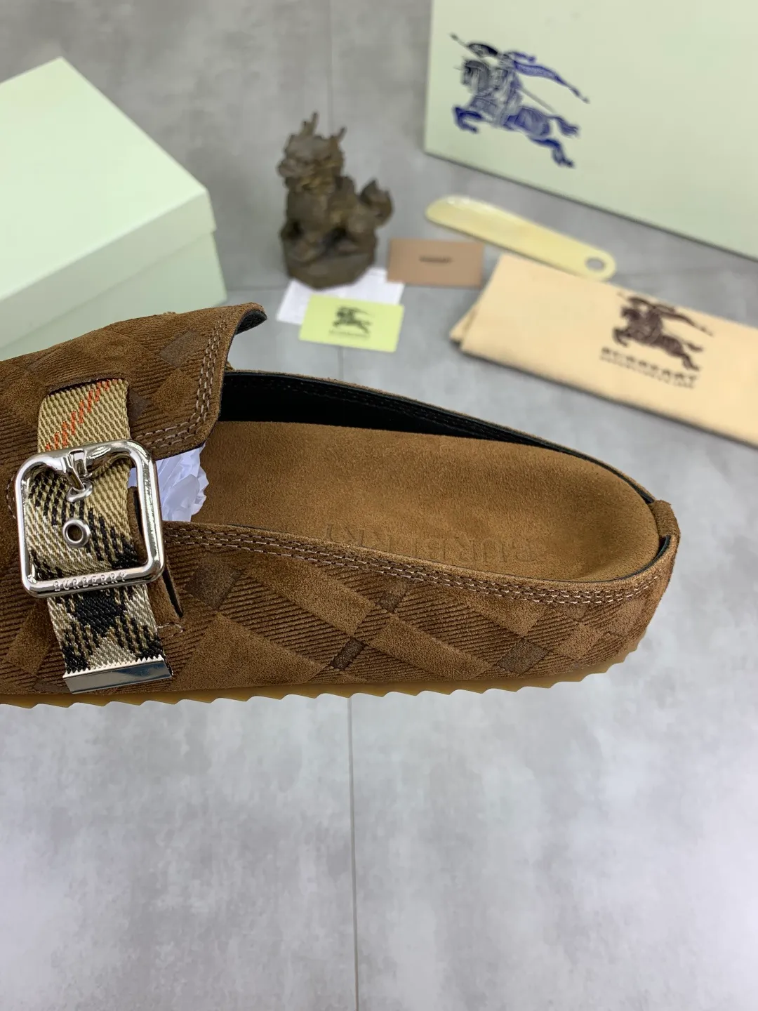 Men's Men's Shoes 💰P620 💰【New Style】Top Version 🆘【Burberry】New Burberry Slippers are on the market with perfect workmanship! 🔥Perfect shape and top quality🙈Non-slip and wear-resistant high-end rubber outsole👣Versatile and comfortable shoes, standard size: 39-45 (38 46 customized) 5️⃣colors available Top-quality packaging